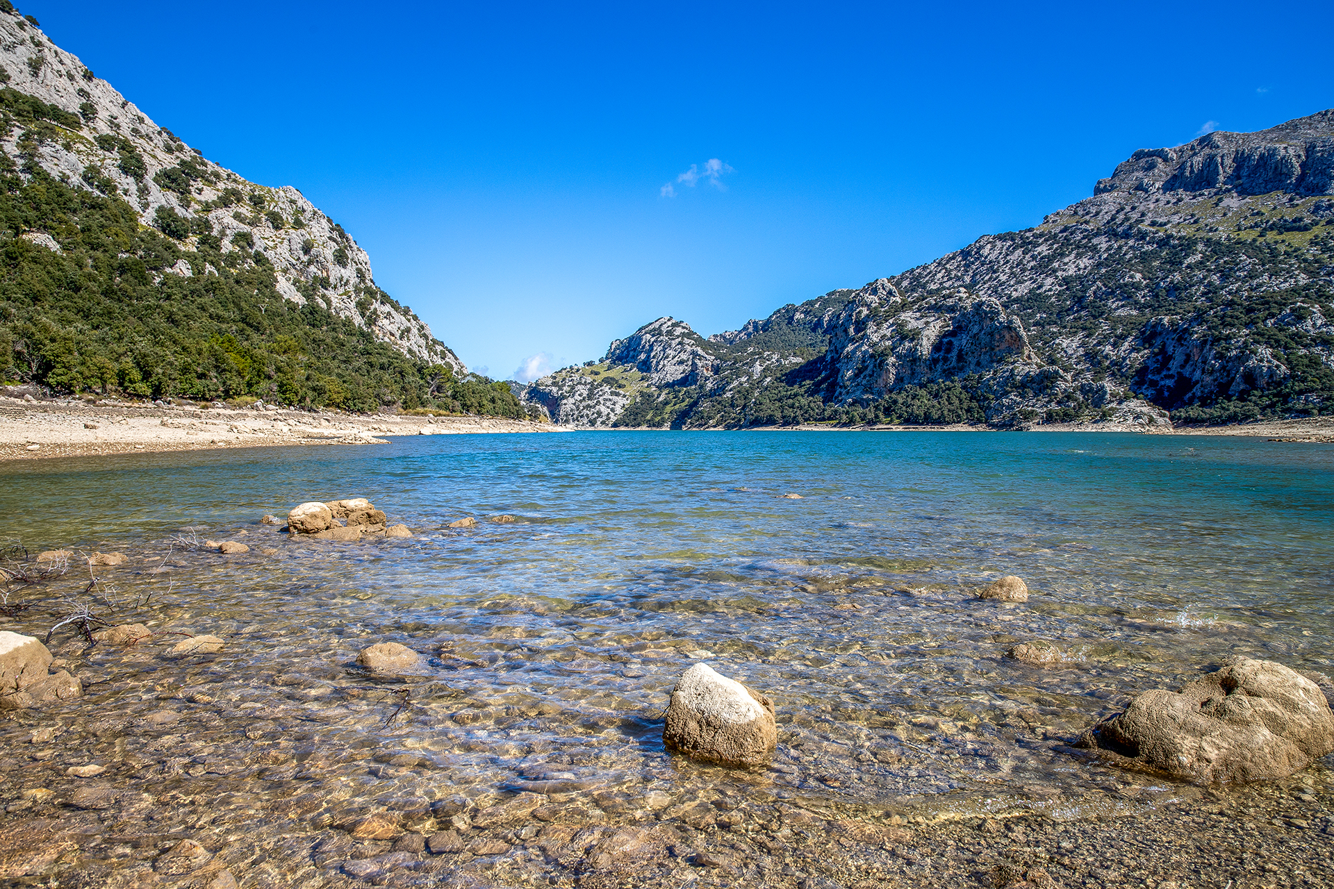 Gorg Blau ist ein Stausee auf der spanischen Mittelmeerinsel Mallorca im Tramuntana Gebirge. Gorg Blau is a reservoir on the Spanish Mediterranean island of Mallorca in the Tramuntana mountains.